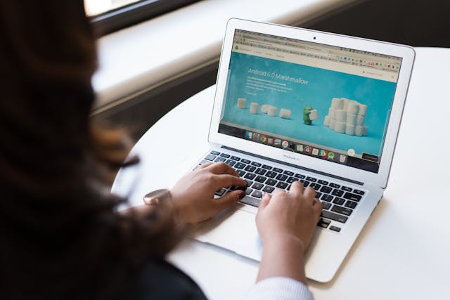 Hai un'attività Ecco perché è indispensabile che tu abbia una presenza web